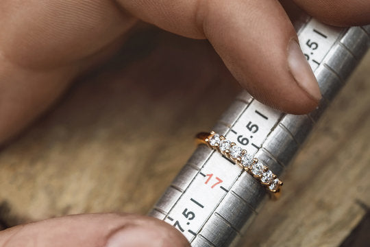 How to measure the engagement ring